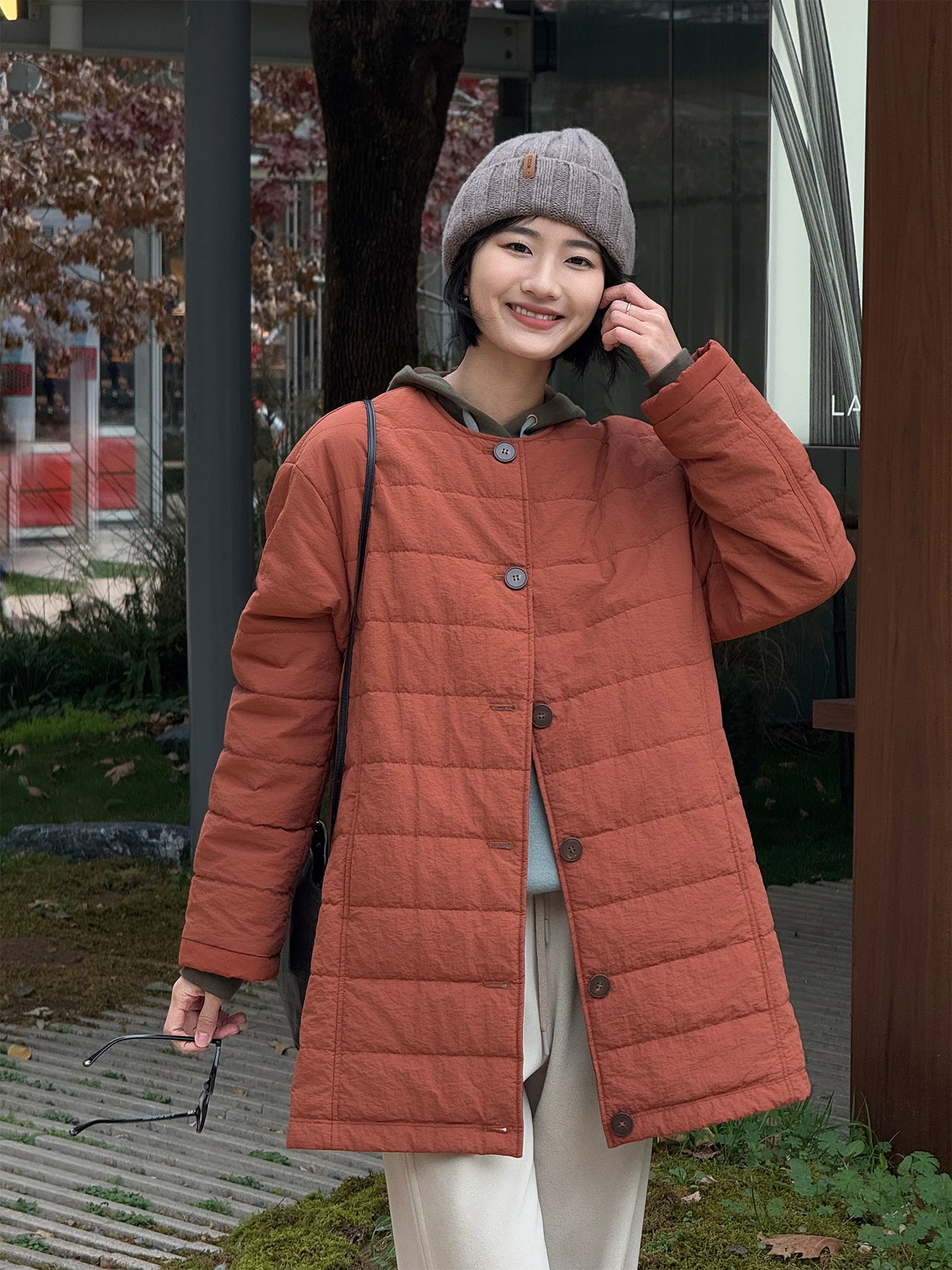 Простое оранжевое хлопковое пальто для женщин, новая зимняя модель свободного кроя без капюшона, средней длины, на одной пуговице
Простое оранжевое хлопковое пальто для женщин, новая зимняя модель свободного кроя без капюшона, средней длины, на одной пуговице