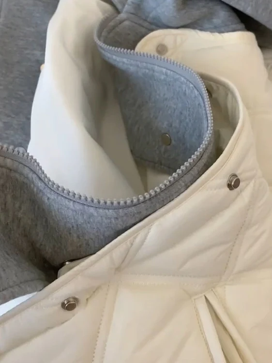 Женская зимняя куртка свободного кроя с капюшоном, повседневная, прямого силуэта, с длинными рукавами, на молнии, цветная, из полиэстера.
Женская зимняя куртка свободного кроя с капюшоном, повседневная, прямого силуэта, с длинными рукавами, на молнии, цветная, из полиэстера.