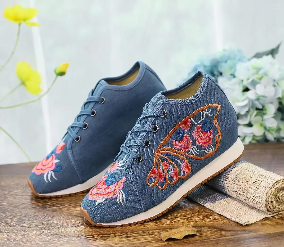 Woman Height Increasing Embroidered Cloth Shoes Spring Autumn New Soft sole Breathable Ethnic Style Lace Up Casual Nude Shoes
Woman Height Increasing Embroidered Cloth Shoes Spring Autumn New Soft sole Breathable Ethnic Style Lace Up Casual Nude Shoes