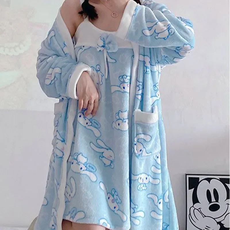 Милая ночная рубашка Cinnamoroll Sanrios Melody, плюшевый спальный халат и юбки, женское пижамное платье, коралловый бархатный комплект халатов для сна
Милая ночная рубашка Cinnamoroll Sanrios Melody, плюшевый спальный халат и юбки, женское пижамное платье, коралловый бархатный комплект халатов для сна