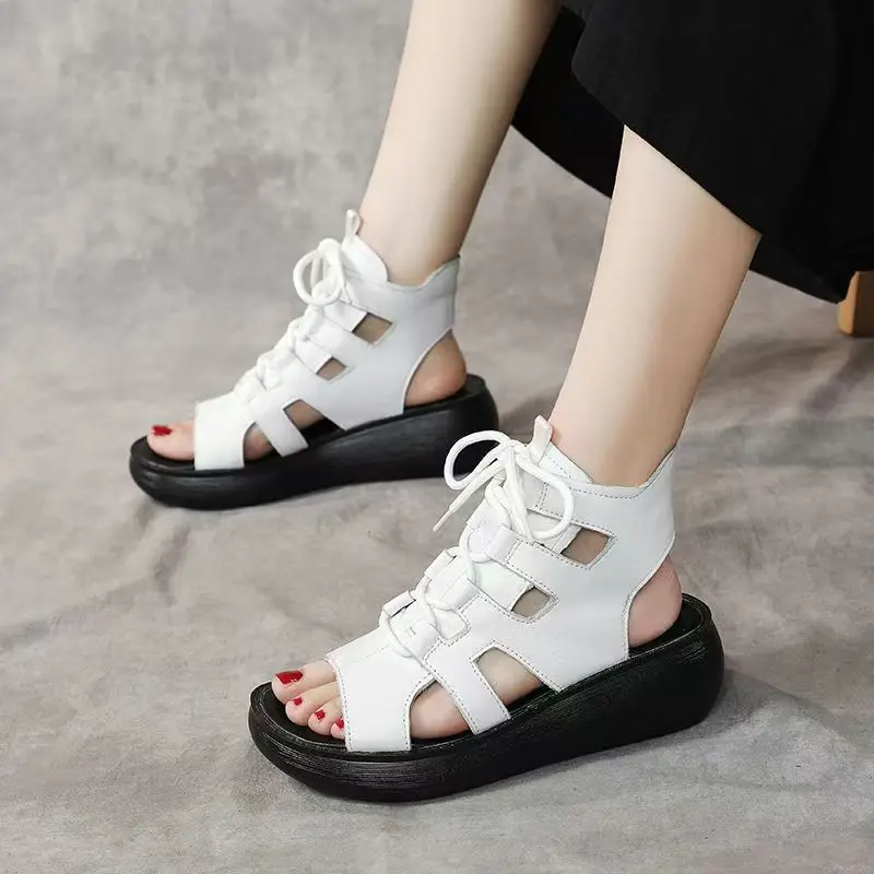 Женские кожаные сандалии на танкетке, новые летние сандалии на толстой подошве с высоким берцем на шнуровке и открытым носком, увеличивающие рост крутые ботинки
Женские кожаные сандалии на танкетке, новые летние сандалии на толстой подошве с высоким берцем на шнуровке и открытым носком, увеличивающие рост крутые ботинки