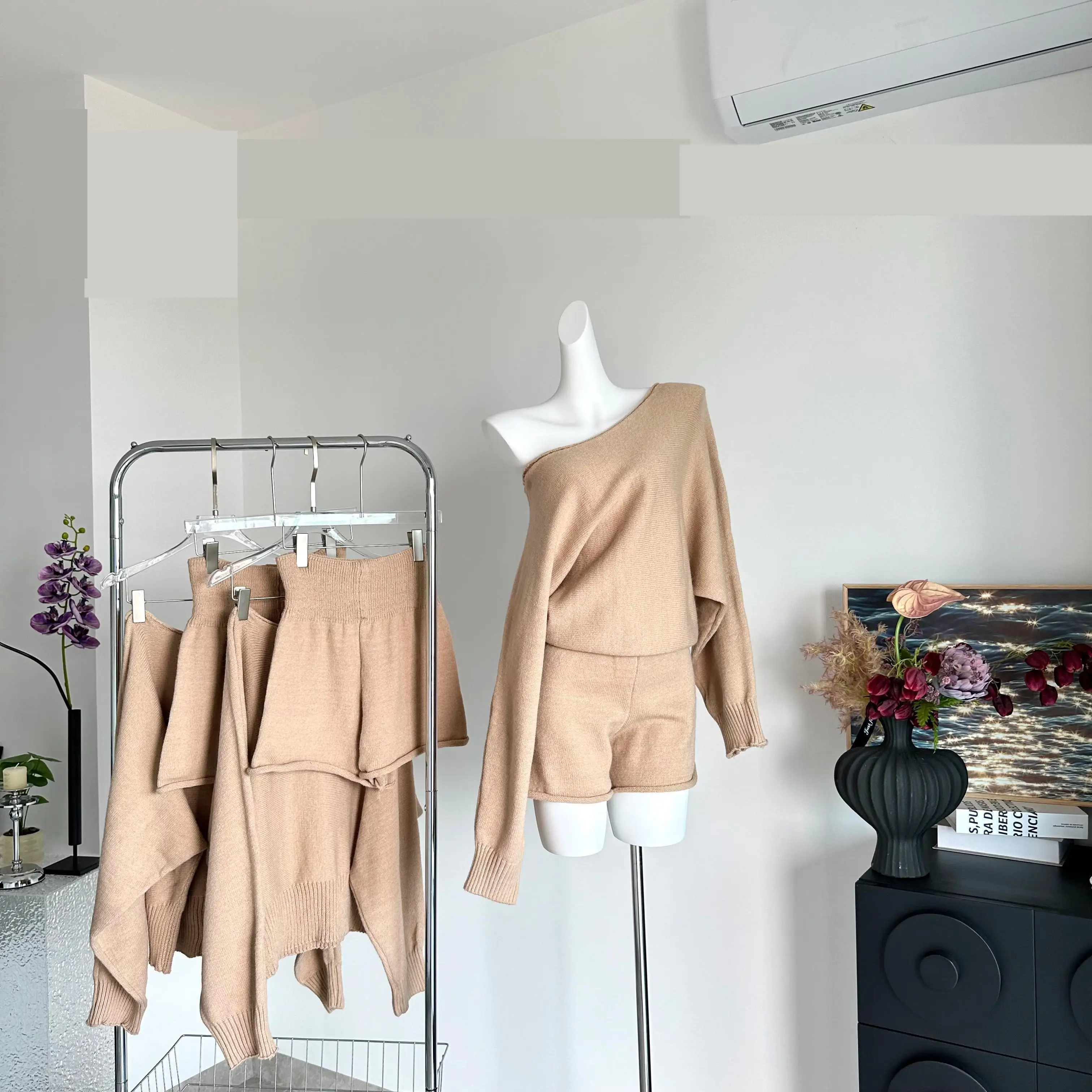 Women's Spring Autumn Streetwear Two Pieces Knitted Shorts Suit Lady Off Shoulder Long Sleeve Loose Sweater + Shorts
Women's Spring Autumn Streetwear Two Pieces Knitted Shorts Suit Lady Off Shoulder Long Sleeve Loose Sweater + Shorts