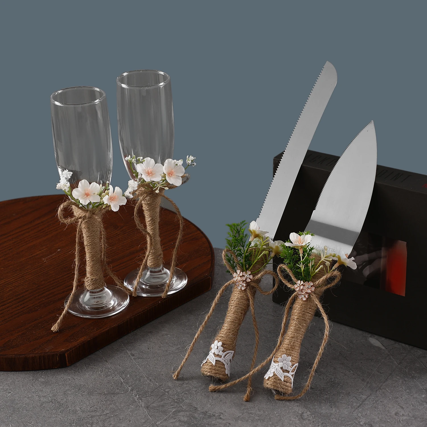 Four-piece set of baking tools for champagne cups and cakes decorated with flowers makes the wedding atmosphere full of essentia
Four-piece set of baking tools for champagne cups and cakes decorated with flowers makes the wedding atmosphere full of essentia