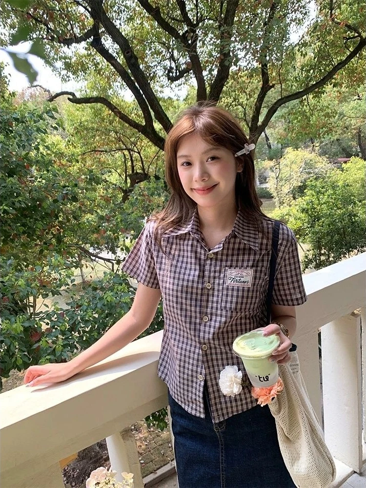 Korean Style Girl Checkered Polo Shirt with Short Sleeves and Regular Shoulders, New Summer Style Short and Fitted Top.
Korean Style Girl Checkered Polo Shirt with Short Sleeves and Regular Shoulders, New Summer Style Short and Fitted Top.