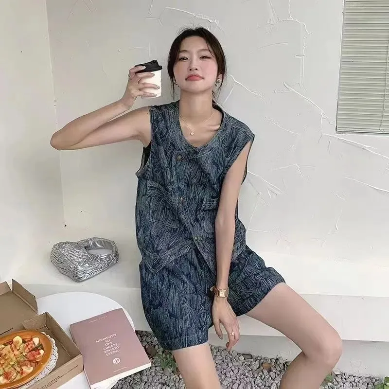 Summer New Style Retro Jacquard Printed Denim Shorts Two-piece Vest Fashion Casual Suit for Women
Summer New Style Retro Jacquard Printed Denim Shorts Two-piece Vest Fashion Casual Suit for Women