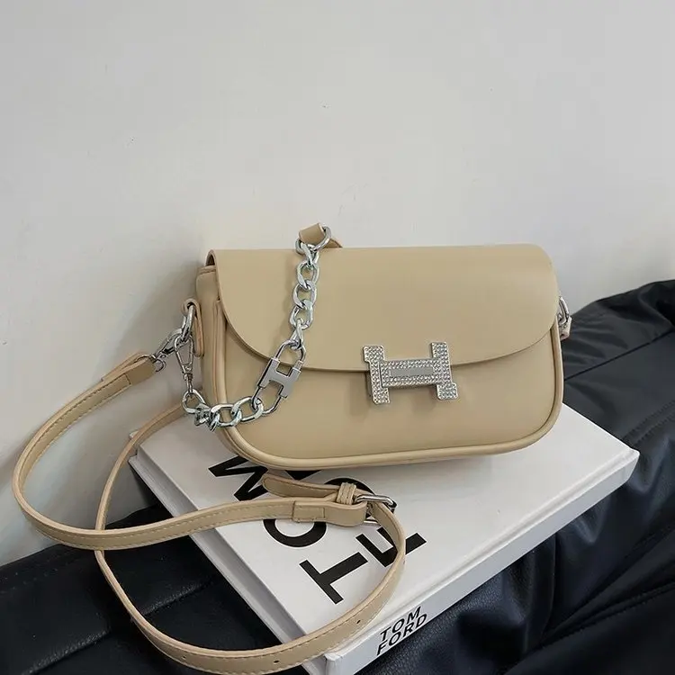 2025 Artisan-Crafted Leather Tote, Luxury Structured Shoulder Bag, Day-to-Evening Detachable Strap with Gold-Tone Hardware
2025 Artisan-Crafted Leather Tote, Luxury Structured Shoulder Bag, Day-to-Evening Detachable Strap with Gold-Tone Hardware
