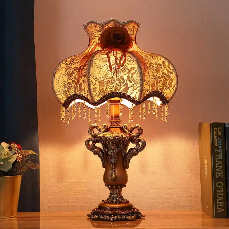 Новая европейская настольная лампа, прикроватная лампа, роскошная ретро-креативная классика
Новая европейская настольная лампа, прикроватная лампа, роскошная ретро-креативная классика