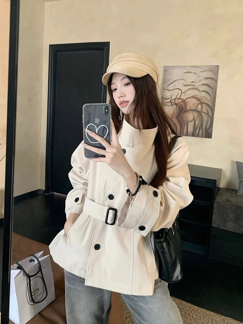 Lazy Aesthetic High-End Short Trench Coat Women's 2026 Autumn New Arrival British Style Stand Collar Slim Waist Belt Female Tops
Lazy Aesthetic High-End Short Trench Coat Women's 2026 Autumn New Arrival British Style Stand Collar Slim Waist Belt Female Tops