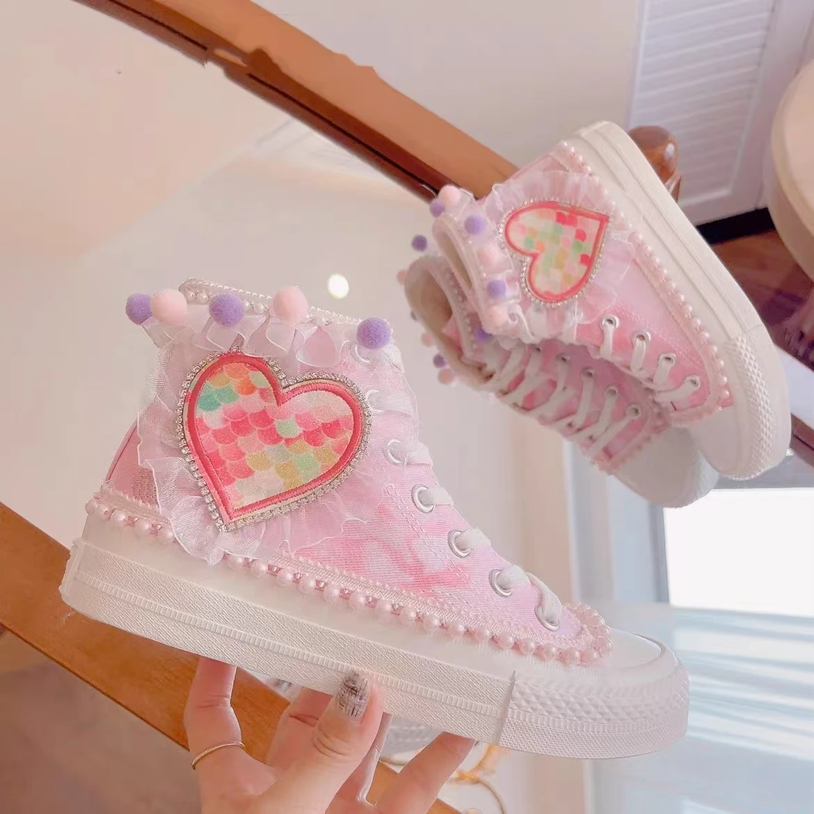 Повседневная спортивная женская обувь с розовым жемчугом и стразами, расшитая бисером, парусиновая обувь большого размера с высоким берцем на шнуровке, размеры 35-39
Повседневная спортивная женская обувь с розовым жемчугом и стразами, расшитая бисером, парусиновая обувь большого размера с высоким берцем на шнуровке, размеры 35-39