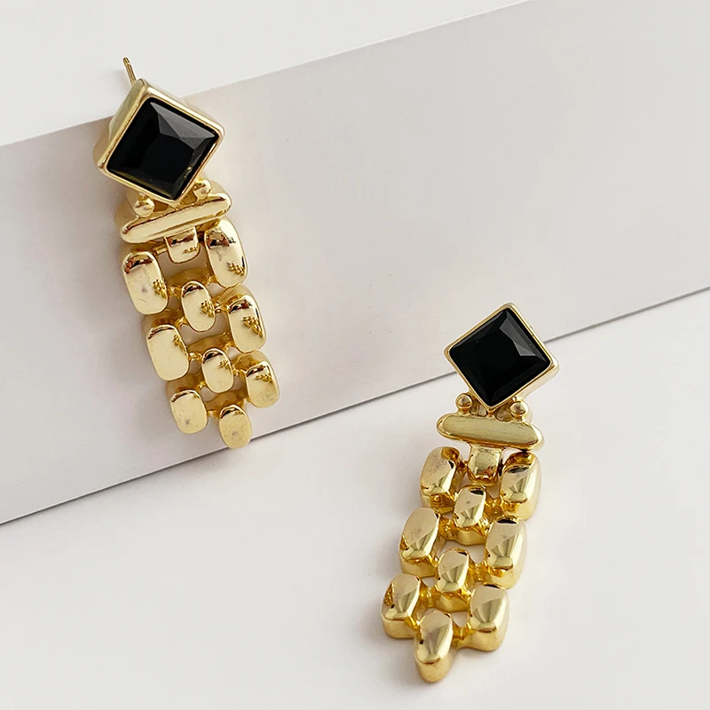 Korean Fashion Exquisite Luxury Earrings For Women Metal Electroplating Cold Wind Long Diamond Chain Simple Personality Jewelry
Korean Fashion Exquisite Luxury Earrings For Women Metal Electroplating Cold Wind Long Diamond Chain Simple Personality Jewelry