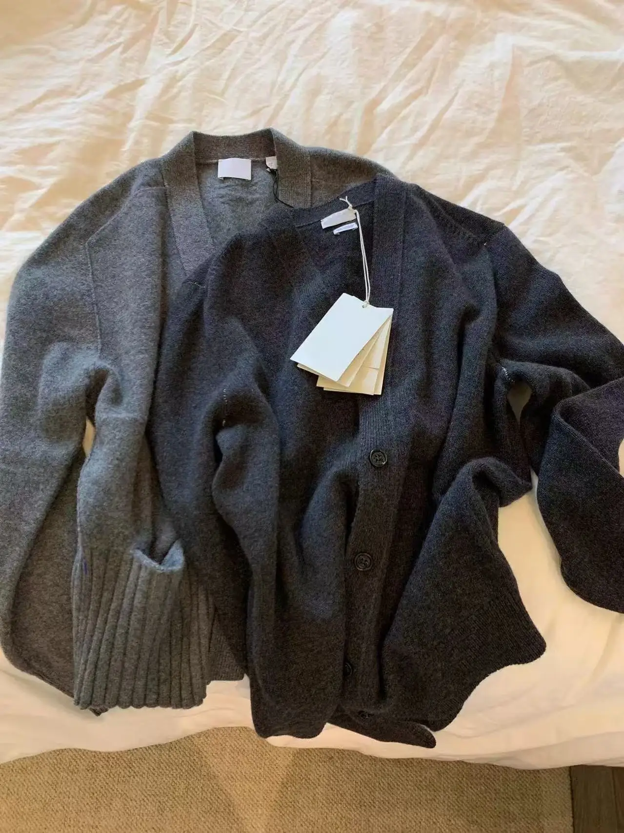 Мягкий вязаный кардиган из плюшевого меха с V-образным вырезом, свободный, визуально стройнящий, в корейском стиле, с длинными рукавами, для женщин
Мягкий вязаный кардиган из плюшевого меха с V-образным вырезом, свободный, визуально стройнящий, в корейском стиле, с длинными рукавами, для женщин