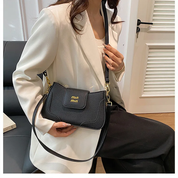 New! Retro French Women's Underarm Crescent Bag - Trendy, Fashionable and Full of Temperament. Versatile Small Square Bag
New! Retro French Women's Underarm Crescent Bag - Trendy, Fashionable and Full of Temperament. Versatile Small Square Bag