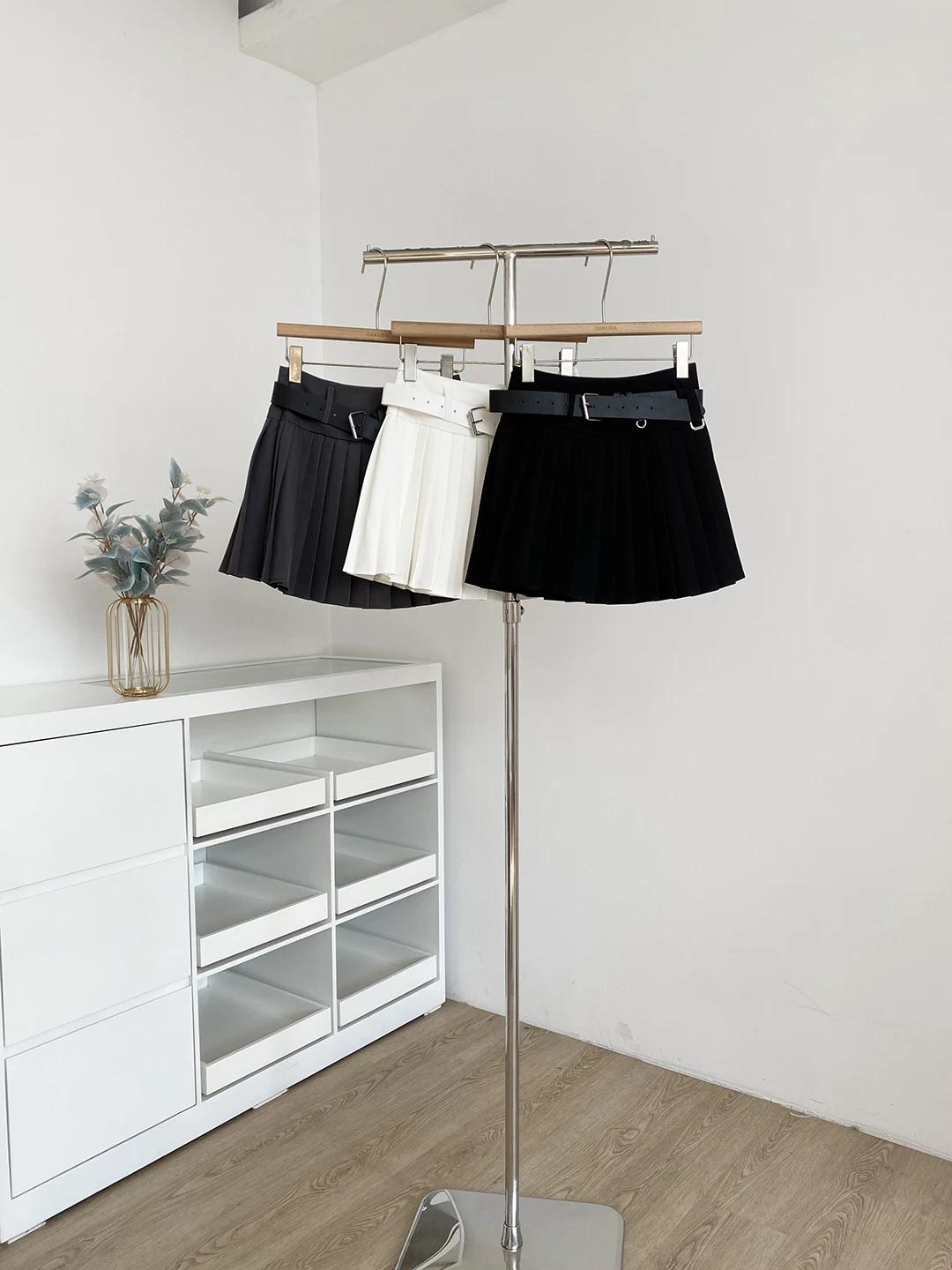 Korean Style High Waist Short Skirt Women's Spring 2026 New Fashion Slimming Commuter Half-length Pleated Skirt
Korean Style High Waist Short Skirt Women's Spring 2026 New Fashion Slimming Commuter Half-length Pleated Skirt