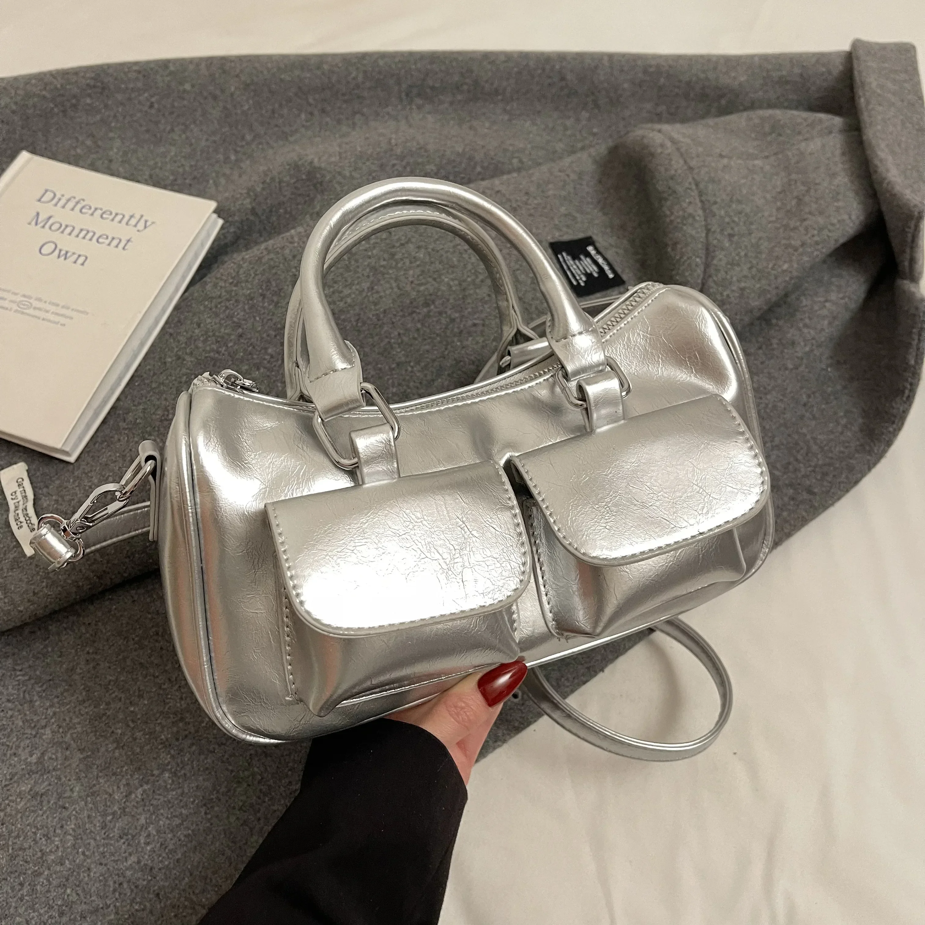 Korean Style Niche Brand Handbag Retro Red Wome Bag 2025 New Trendy Bowling Bag Versatile Two Pocket Shoulder Crossbody Bag B
Korean Style Niche Brand Handbag Retro Red Wome Bag 2025 New Trendy Bowling Bag Versatile Two Pocket Shoulder Crossbody Bag B