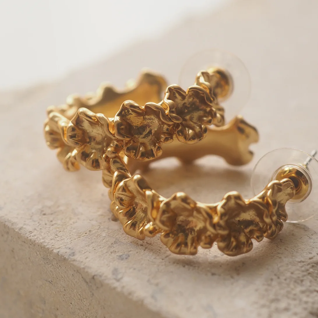 European and American Niche Design Brass Vintage Gold-Plated Flower Stud Earrings - Unique and Simple
European and American Niche Design Brass Vintage Gold-Plated Flower Stud Earrings - Unique and Simple