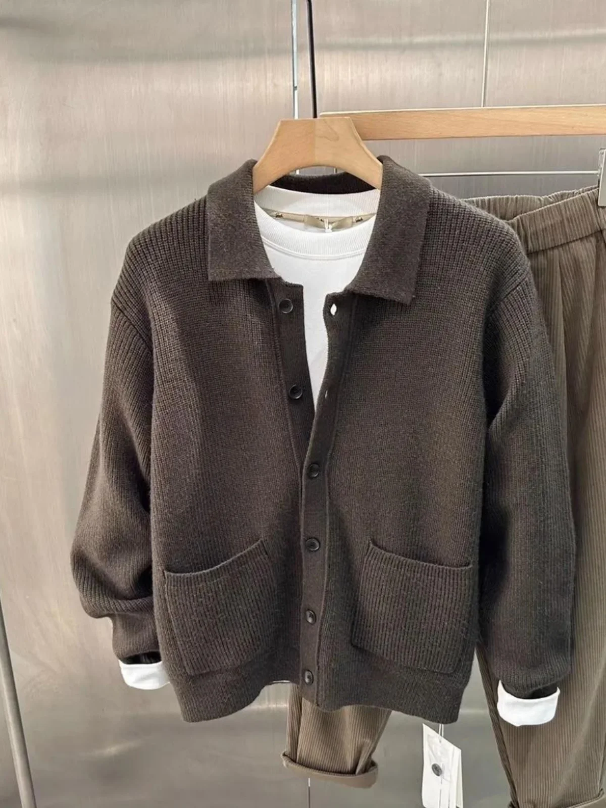 Soft Warm Casual Knitted Cardigan Sweater Men's Color Workwear Japanese Style Autumn Winter Turn-down Collar Outerwear
Soft Warm Casual Knitted Cardigan Sweater Men's Color Workwear Japanese Style Autumn Winter Turn-down Collar Outerwear