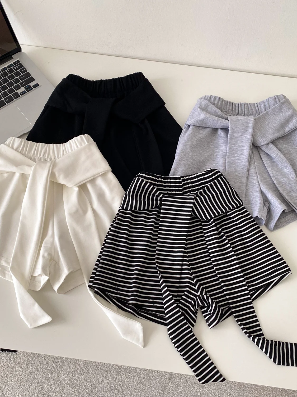 Korean Style High Waist Wide Leg Pants Women's Summer Striped Casual Shorts Loose Waist Versatile Commute Style
Korean Style High Waist Wide Leg Pants Women's Summer Striped Casual Shorts Loose Waist Versatile Commute Style