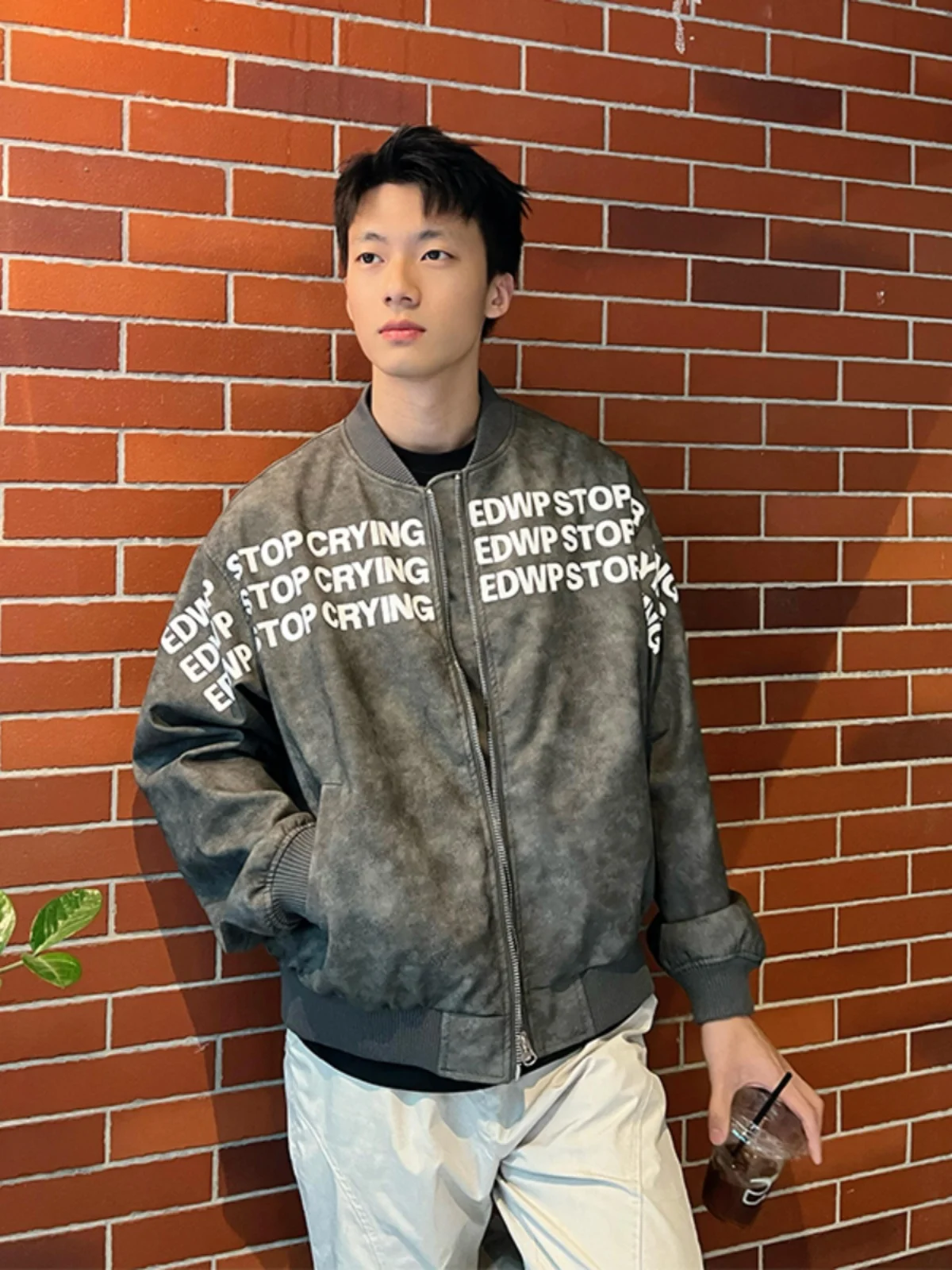 Enweep Men's Letter Print Leather Jaet Hip Hop Pilot Coat American Sle Baseball orm Loose Fit Spring Outerwear
Enweep Men's Letter Print Leather Jaet Hip Hop Pilot Coat American Sle Baseball orm Loose Fit Spring Outerwear