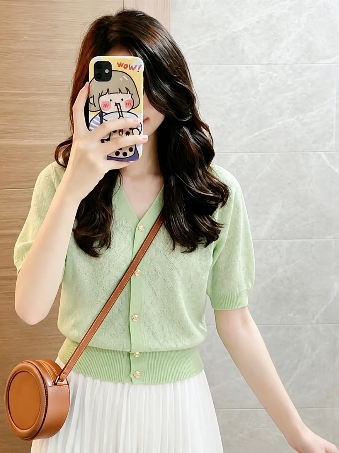 Elegant V-Neck Single-Button Knitted Cardigan Women's Short Sleeve High-End Age-Defying Personality Top Summer Commute Style
Elegant V-Neck Single-Button Knitted Cardigan Women's Short Sleeve High-End Age-Defying Personality Top Summer Commute Style