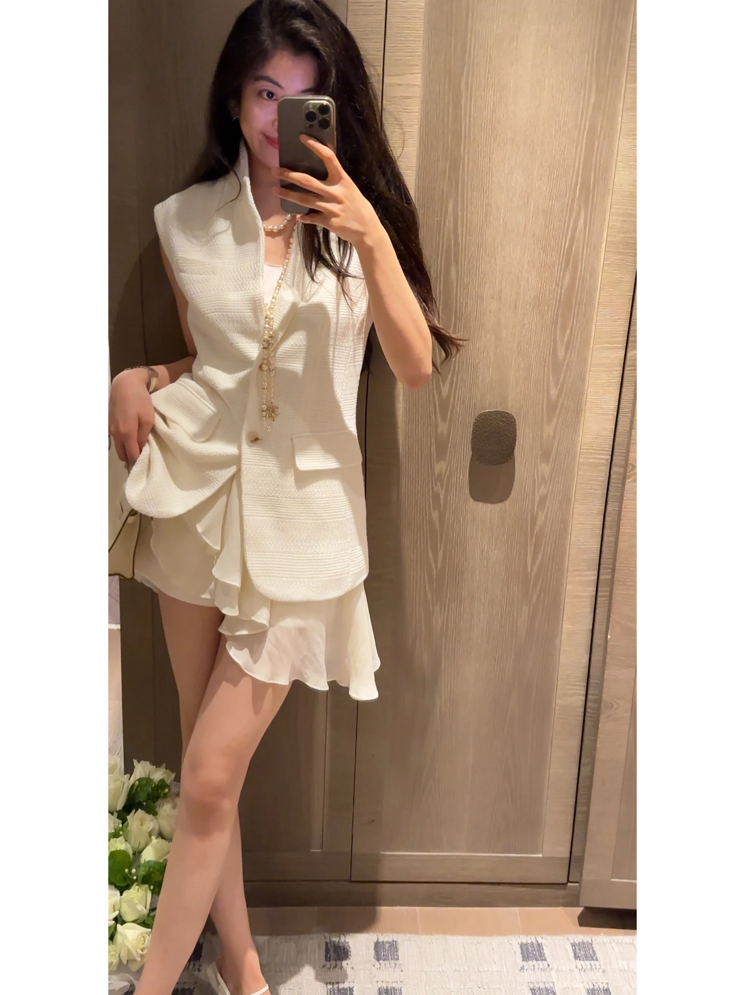 Elegant Waist-Cinching Outerwear Vest Set in Miniature Fragrance Style by NCOU Spring 2026 Collection for Women Aged 25-35
Elegant Waist-Cinching Outerwear Vest Set in Miniature Fragrance Style by NCOU Spring 2026 Collection for Women Aged 25-35