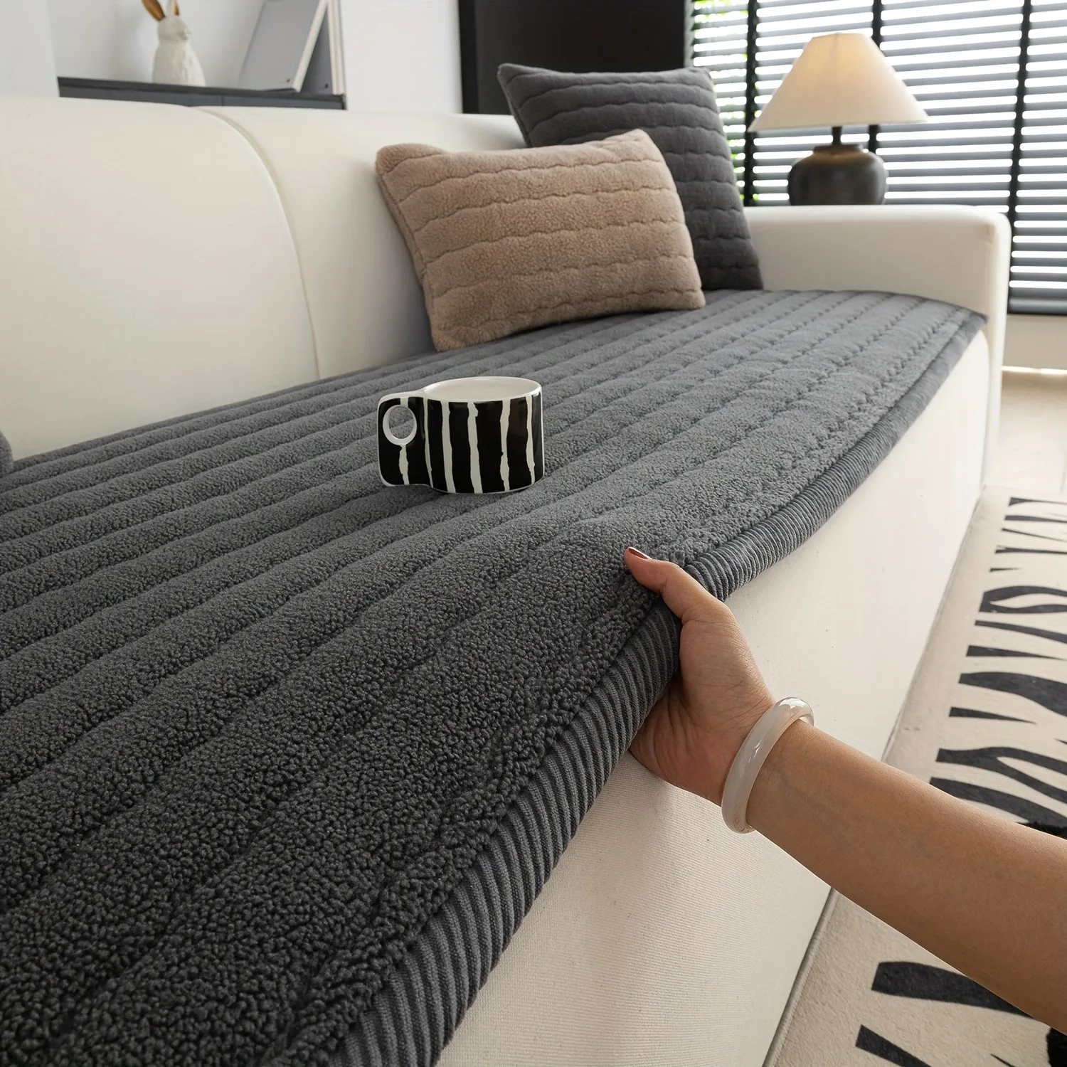 1pc Contemporary Style, Thick Fleece Quilted Sofa Cover - Soft, Non-Slip Polyester Fabric, Pet-Friendly, Machine Washable
1pc Contemporary Style, Thick Fleece Quilted Sofa Cover - Soft, Non-Slip Polyester Fabric, Pet-Friendly, Machine Washable