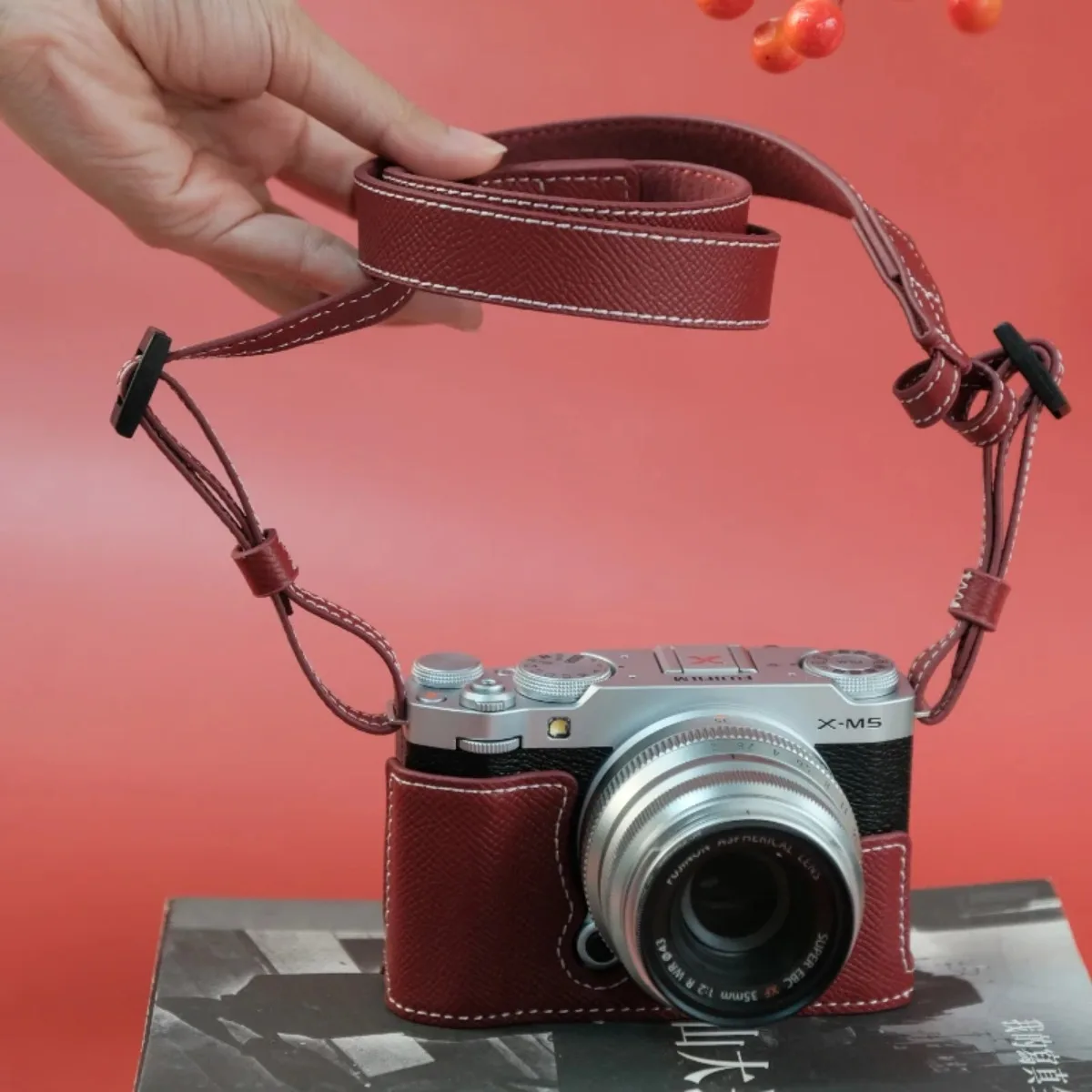 Сумка для фотоаппарата из натуральной кожи, защитный чехол, базовая ручка, плечевой ремень, шейный ремень для Fujifilm XM5 Fuji X-M5
Сумка для фотоаппарата из натуральной кожи, защитный чехол, базовая ручка, плечевой ремень, шейный ремень для Fujifilm XM5 Fuji X-M5