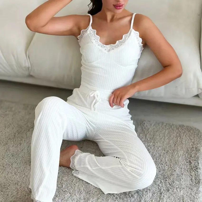 Комплект домашней одежды: топ на бретелях с кружевной отделкой и длинные брюки. Тонкий материал, однотонный, женский домашний костюм.
Комплект домашней одежды: топ на бретелях с кружевной отделкой и длинные брюки. Тонкий материал, однотонный, женский домашний костюм.