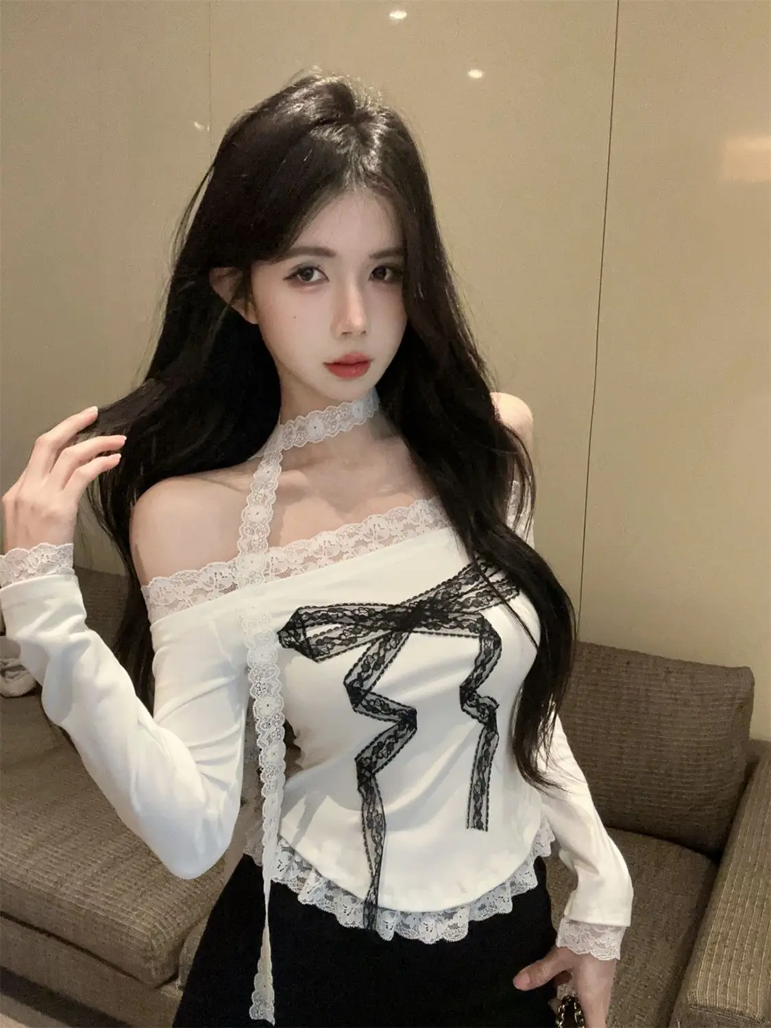 Korejpaa Милая женская футболка Spicy Girl для похудения, кружевная облегающая футболка с открытыми плечами и длинными рукавами, новинка 2025 года, повседневный топ с разрезом на шее
Korejpaa Милая женская футболка Spicy Girl для похудения, кружевная облегающая футболка с открытыми плечами и длинными рукавами, новинка 2025 года, повседневный топ с разрезом на шее