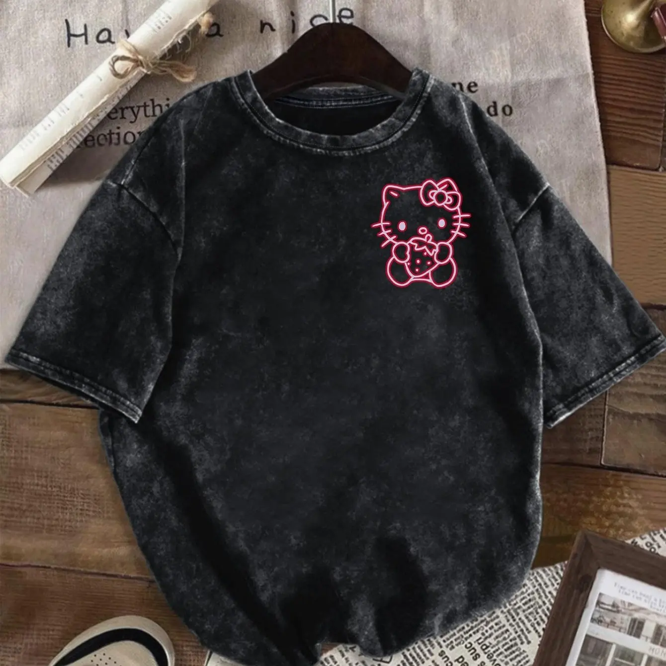 Женская винтажная футболка Sanrio Hello Kitty — мягкий черный топ с короткими рукавами, розовым бантом и повседневным принтом Hello Kitty Face
Женская винтажная футболка Sanrio Hello Kitty — мягкий черный топ с короткими рукавами, розовым бантом и повседневным принтом Hello Kitty Face