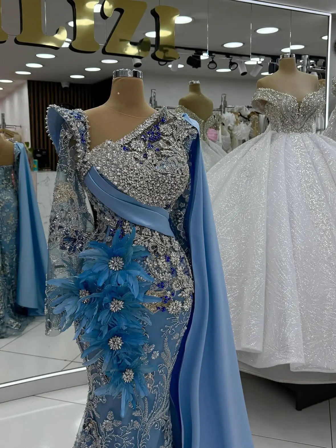 Arabic Blue Feathers Long Mermaid Evening Dresses with One Shoulder Cape Customized Crystals Elegant Formal Wedding Party Gowns
Arabic Blue Feathers Long Mermaid Evening Dresses with One Shoulder Cape Customized Crystals Elegant Formal Wedding Party Gowns