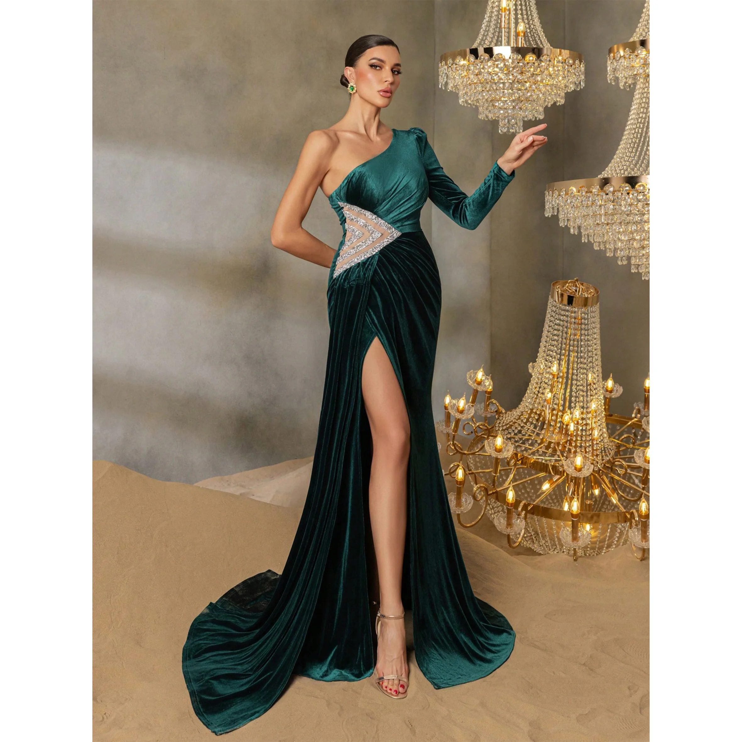 Элегантное бархатное вечернее платье с разрезом на одно плечо
Элегантное бархатное вечернее платье с разрезом на одно плечо