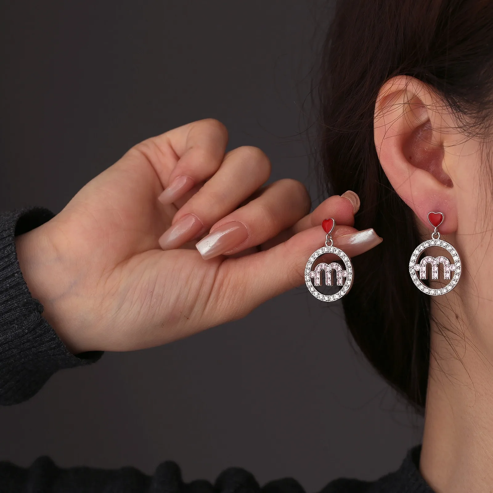 Серьги-иглы из серебра 925 пробы для женщин, роскошные высококачественные дизайнерские украшения, праздничные подарки, маленькие круглые буквы, посеребренные
Серьги-иглы из серебра 925 пробы для женщин, роскошные высококачественные дизайнерские украшения, праздничные подарки, маленькие круглые буквы, посеребренные