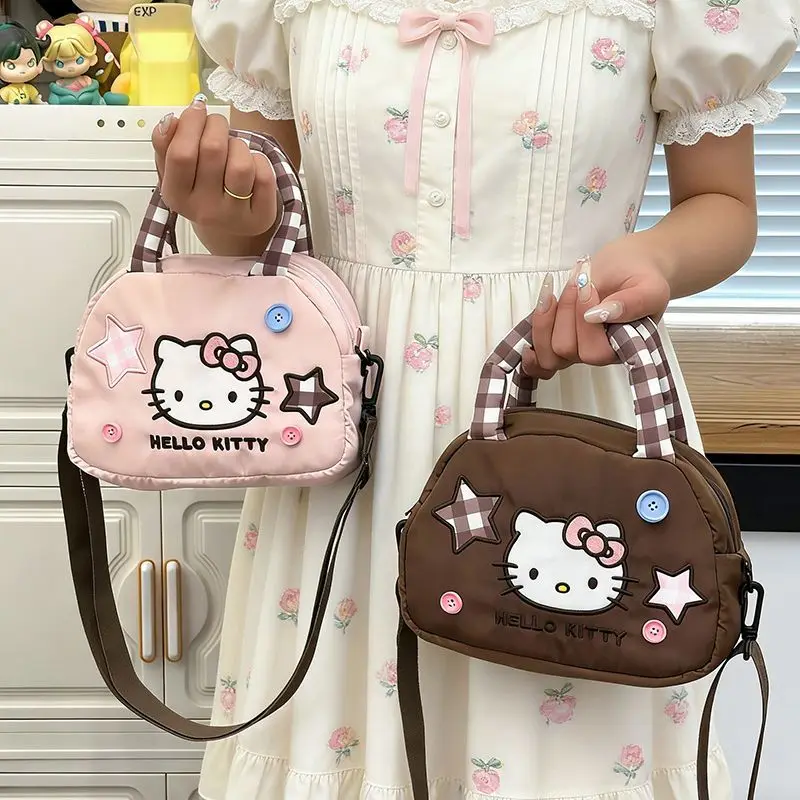 Модная хлопковая сумка Sanrio с рисунком Hello Kitty, женская легкая роскошная милая универсальная сумка через плечо для хранения вещей
Модная хлопковая сумка Sanrio с рисунком Hello Kitty, женская легкая роскошная милая универсальная сумка через плечо для хранения вещей