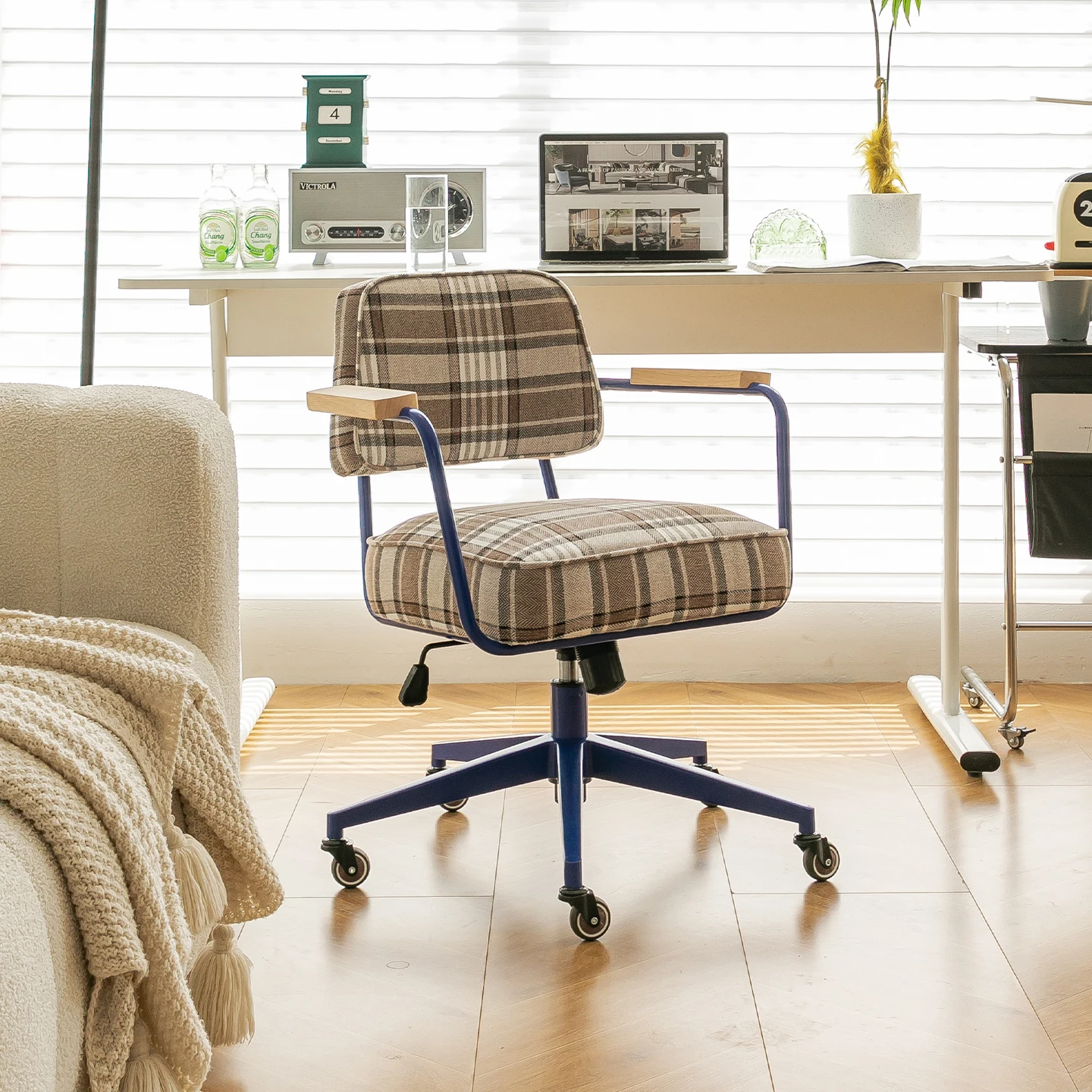 Удобное офисное кресло в скандинавском стиле, дешевое современное дизайнерское роскошное офисное кресло для конференций, вращающаяся мебель для конференций Silla Gamer
Удобное офисное кресло в скандинавском стиле, дешевое современное дизайнерское роскошное офисное кресло для конференций, вращающаяся мебель для конференций Silla Gamer