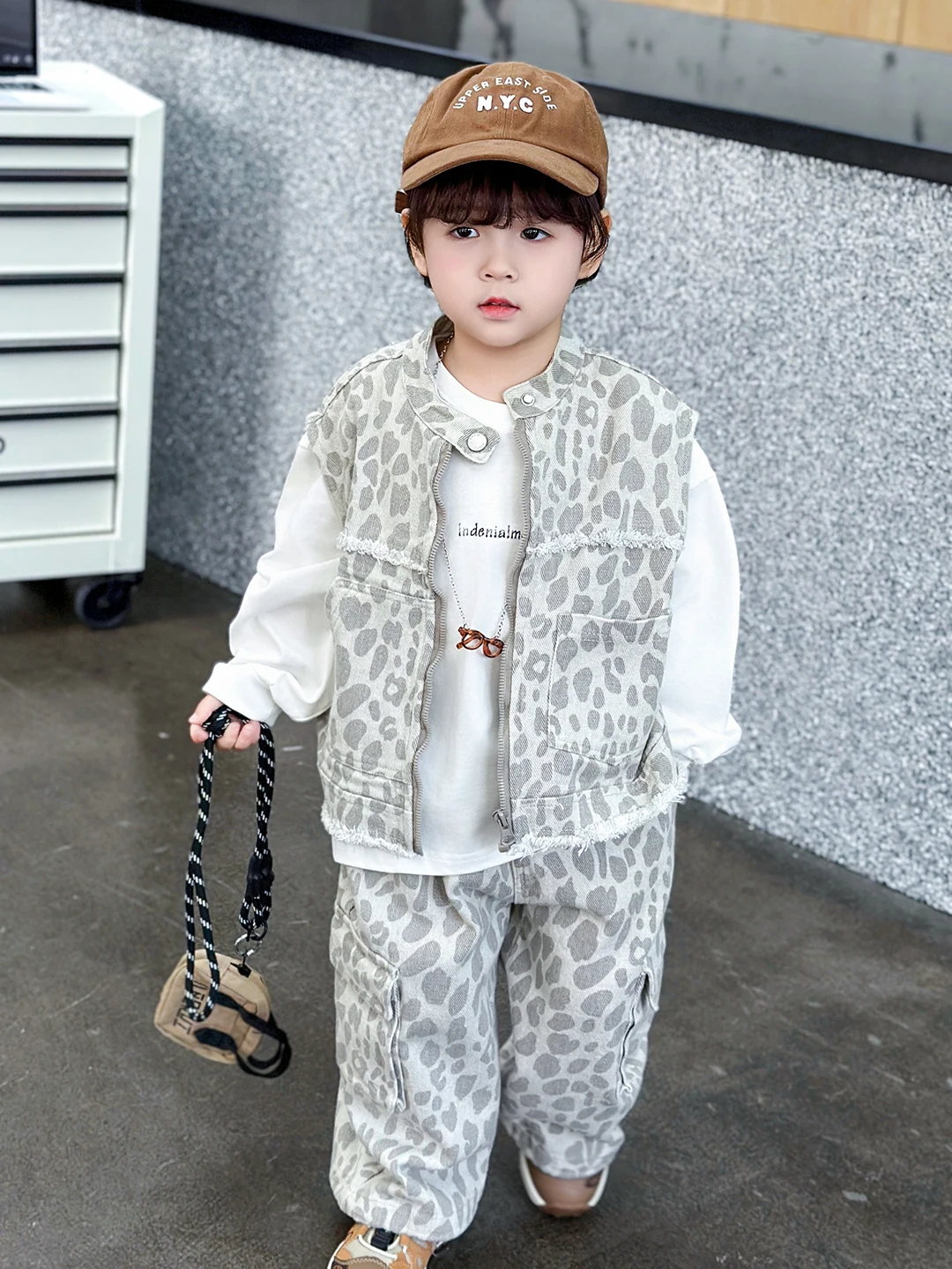 Весенне-осенний комплект для мальчиков: жилет с леопардовым принтом и футболка, новинка 2026 года, корейский стиль, свитшот с длинным рукавом, повседневная спортивная одежда для малышей
Весенне-осенний комплект для мальчиков: жилет с леопардовым принтом и футболка, новинка 2026 года, корейский стиль, свитшот с длинным рукавом, повседневная спортивная одежда для малышей