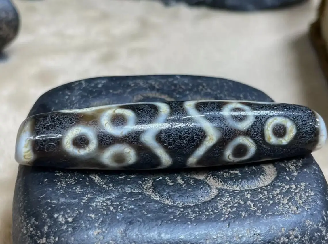 Tibetan Nepalese Himalayan Ancient agate Old Dzi Talisman 11 eye Beads Amulet
Tibetan Nepalese Himalayan Ancient agate Old Dzi Talisman 11 eye Beads Amulet