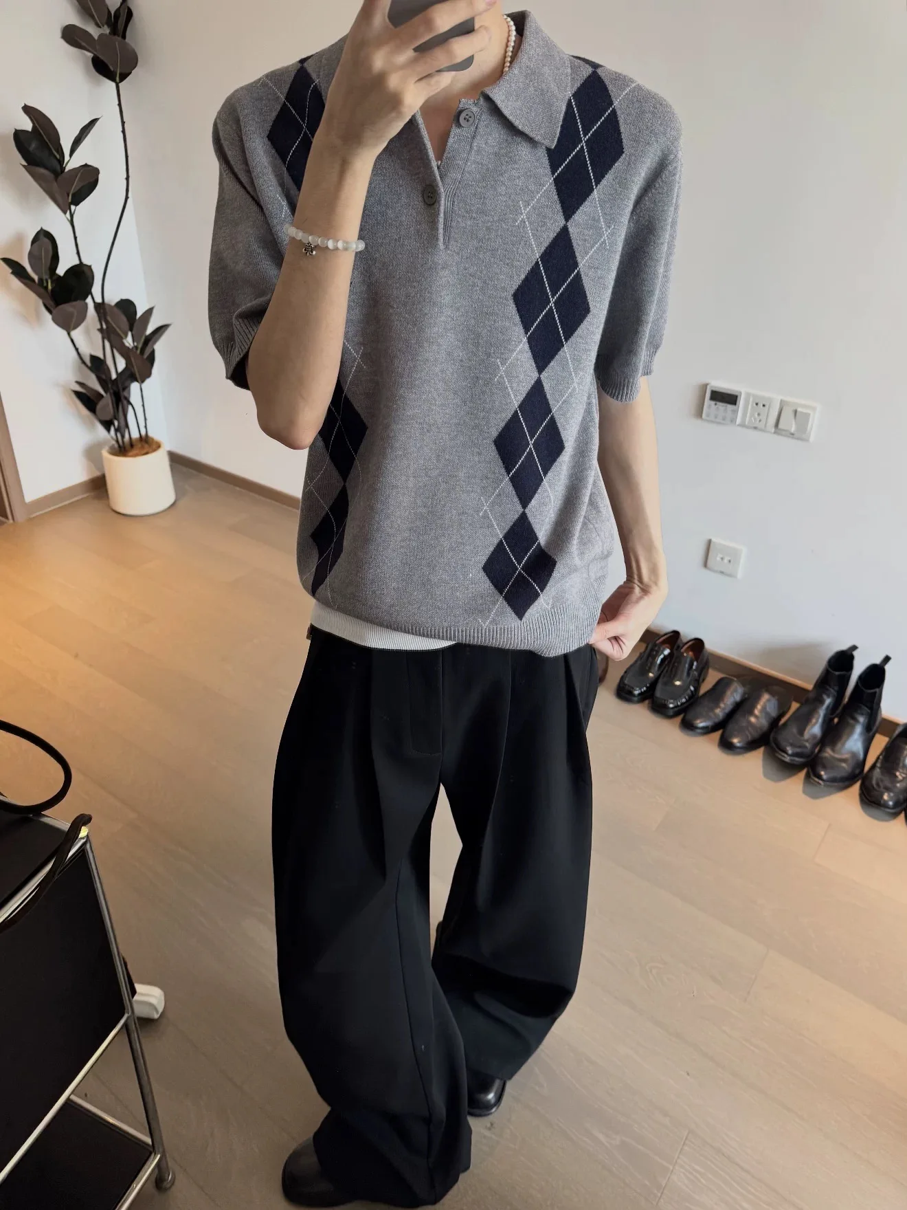 Loose Knitted T-Shirt with Turn-down Collar And Diamond Pattern Short Sleeve Arge T-Shirt High Intelligence Vintage Style
Loose Knitted T-Shirt with Turn-down Collar And Diamond Pattern Short Sleeve Arge T-Shirt High Intelligence Vintage Style