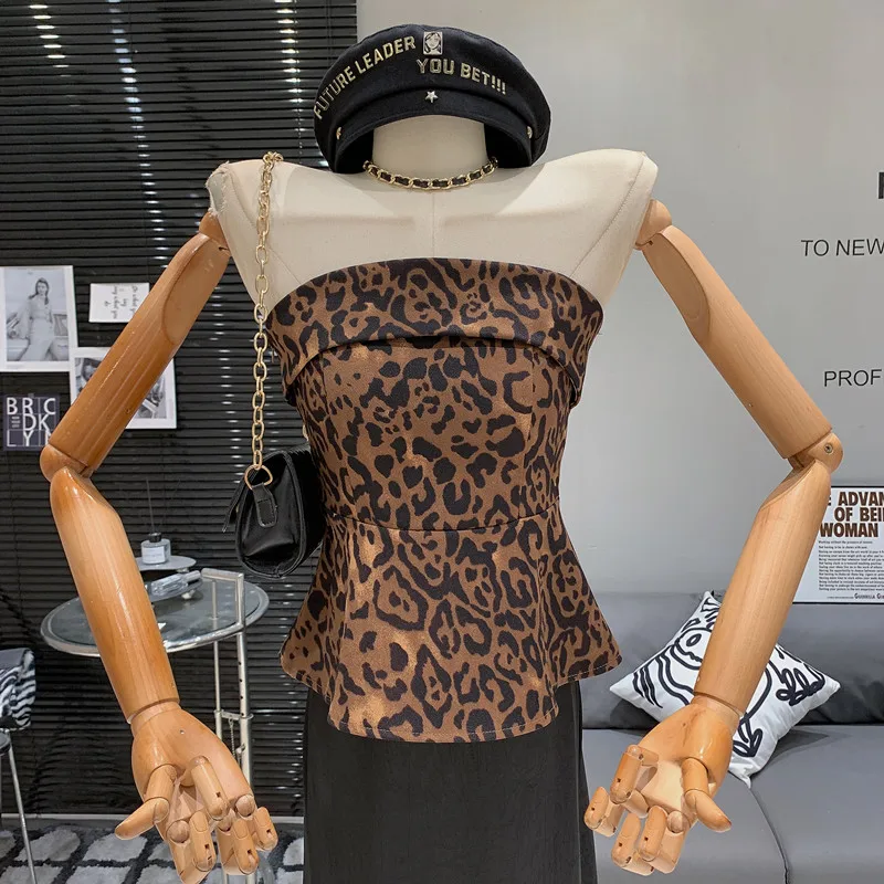Sweet and Cool Girl Retro Leopard Pattern Tight and Slim Design Sense Fashionable and Sexy Short Wrapped Chest Top
Sweet and Cool Girl Retro Leopard Pattern Tight and Slim Design Sense Fashionable and Sexy Short Wrapped Chest Top