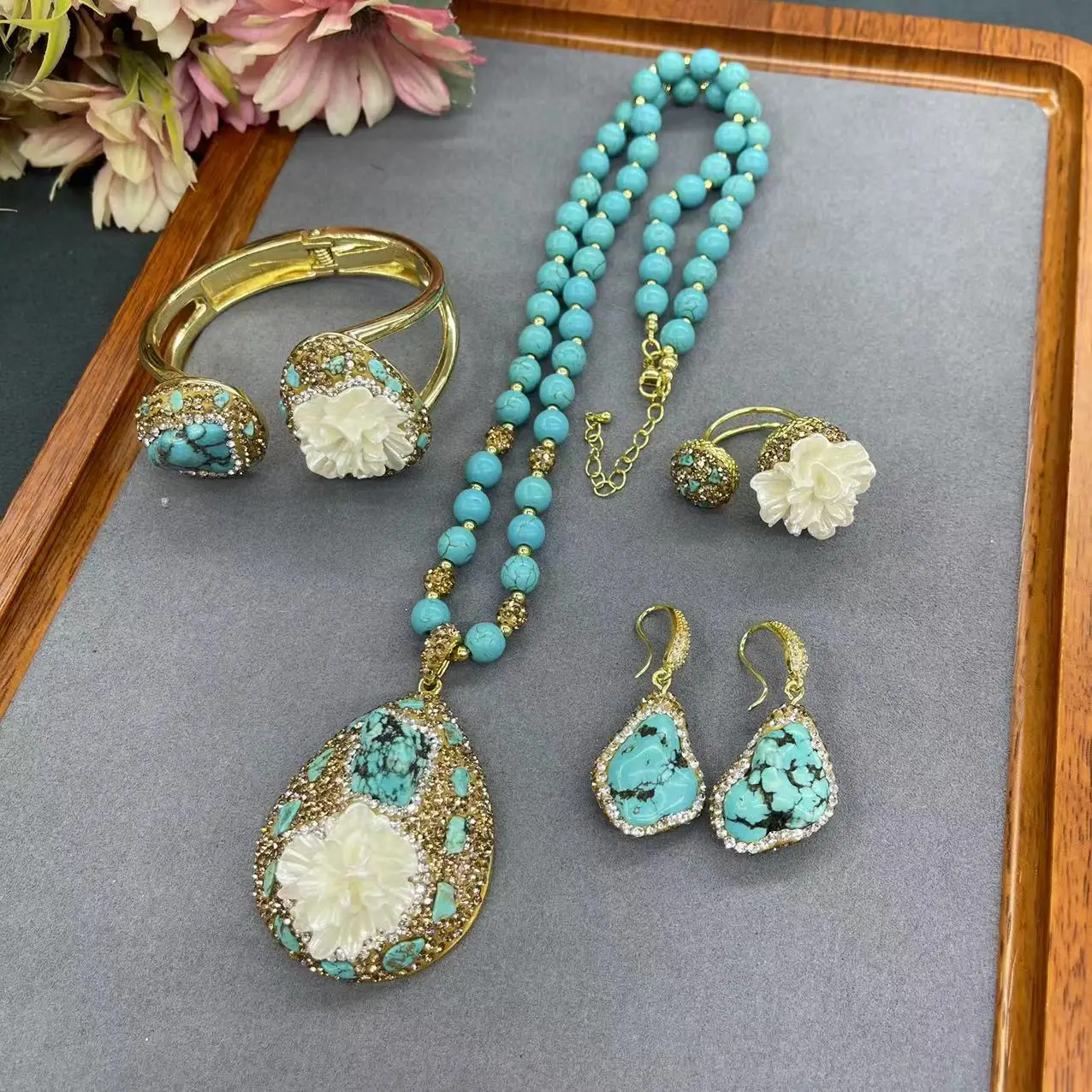 Pin original design turquoise four-piece set inlaid Czech crystal live broadcast bracelet resource pendant earrings ring
Pin original design turquoise four-piece set inlaid Czech crystal live broadcast bracelet resource pendant earrings ring