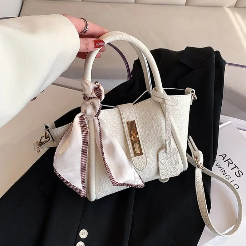 Luxury Fashionable Large Capacity Tote Bag For Women Minimalist Elegant With Vintage Crossbody Option
Luxury Fashionable Large Capacity Tote Bag For Women Minimalist Elegant With Vintage Crossbody Option