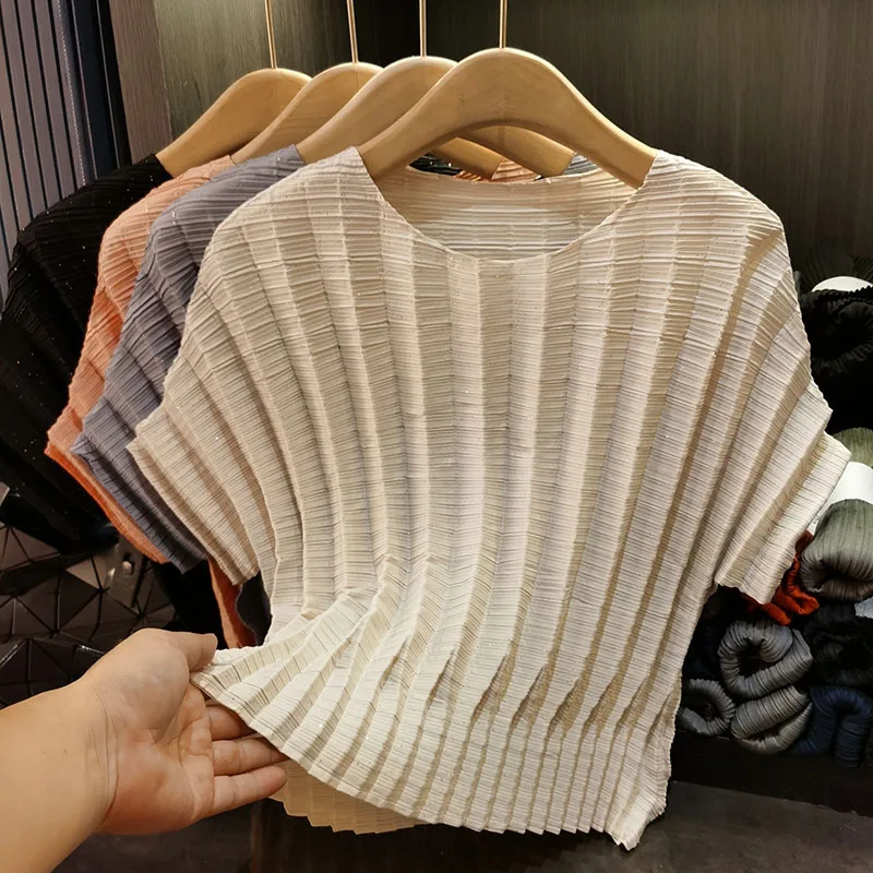 Miyake плиссированная футболка, летняя новая плиссированная повседневная плиссированная футболка в вертикальную полоску, однотонные свободные топы со складками, женская одежда
Miyake плиссированная футболка, летняя новая плиссированная повседневная плиссированная футболка в вертикальную полоску, однотонные свободные топы со складками, женская одежда