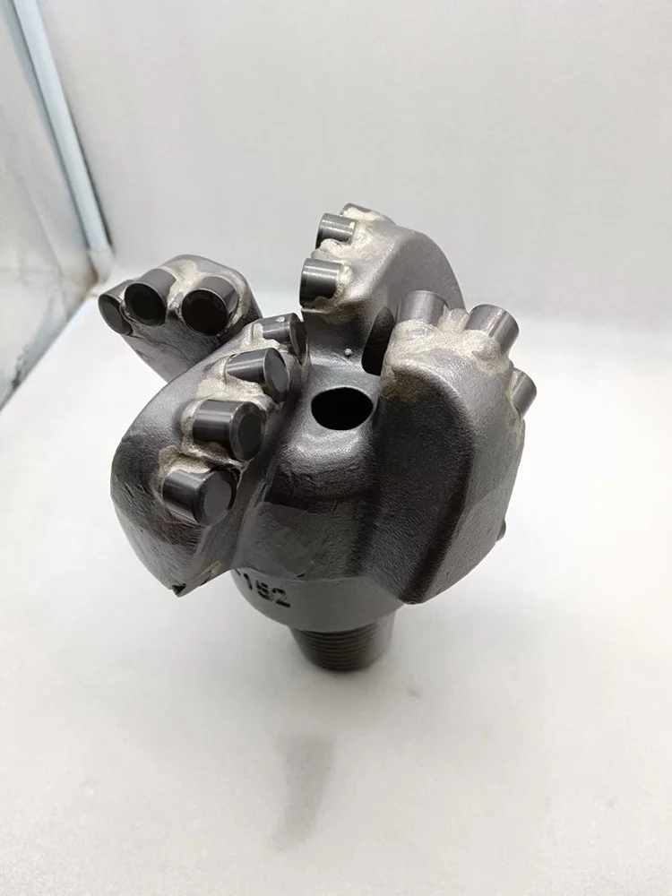 Deep water well drill bit Ground source heat pump drill bit Mine blasting hole Spiral four-wing arc angle
Deep water well drill bit Ground source heat pump drill bit Mine blasting hole Spiral four-wing arc angle