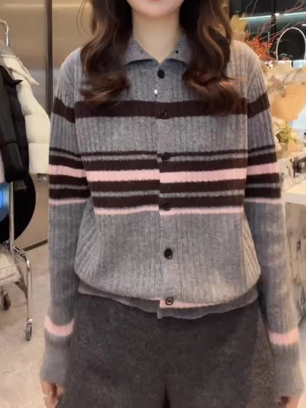 Элегантный вязаный кардиган в полоску для женщин больших размеров, осенне-зимний, с отложным воротником, на одной пуговице, в корейском стиле, для повседневной носки...
Элегантный вязаный кардиган в полоску для женщин больших размеров, осенне-зимний, с отложным воротником, на одной пуговице, в корейском стиле, для повседневной носки...