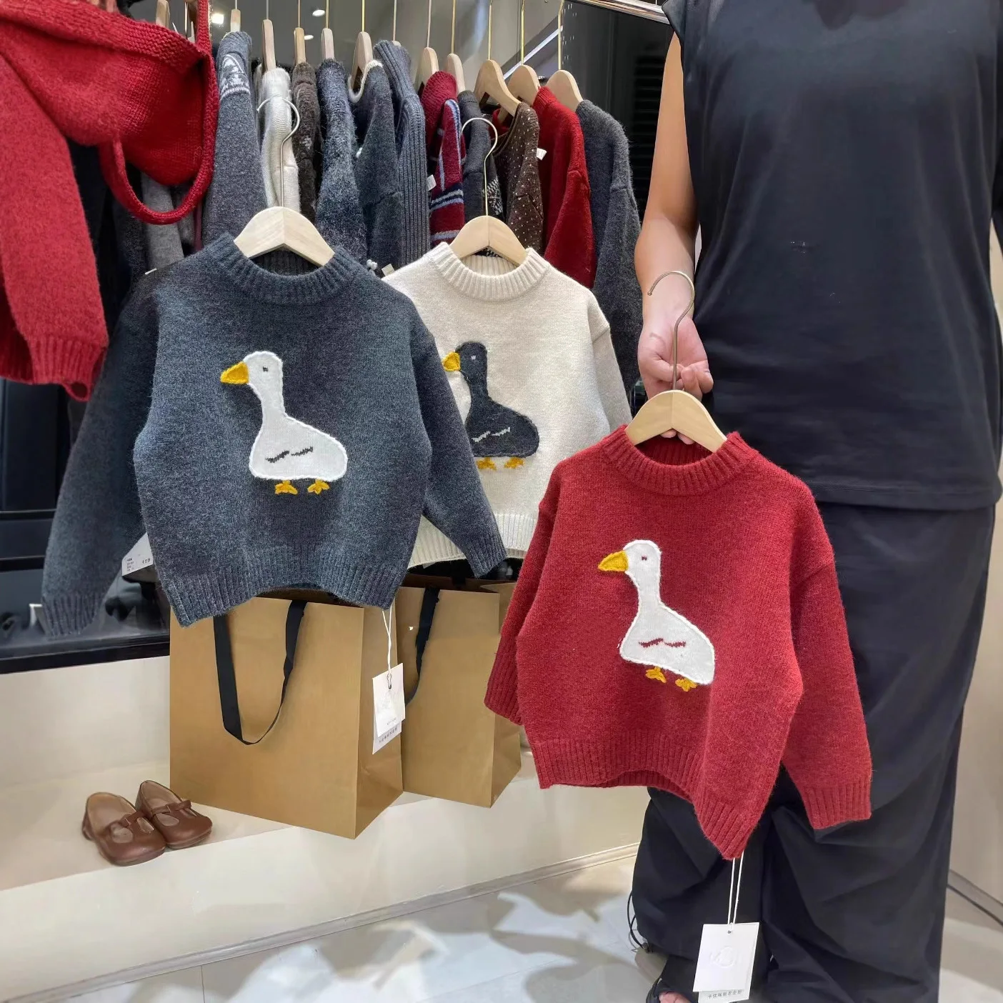 Children's Cashmere Sweater Round Neck Pullover 2025 New Autumn and Winter Thick Knit Baby Base Sweater
Children's Cashmere Sweater Round Neck Pullover 2025 New Autumn and Winter Thick Knit Baby Base Sweater
