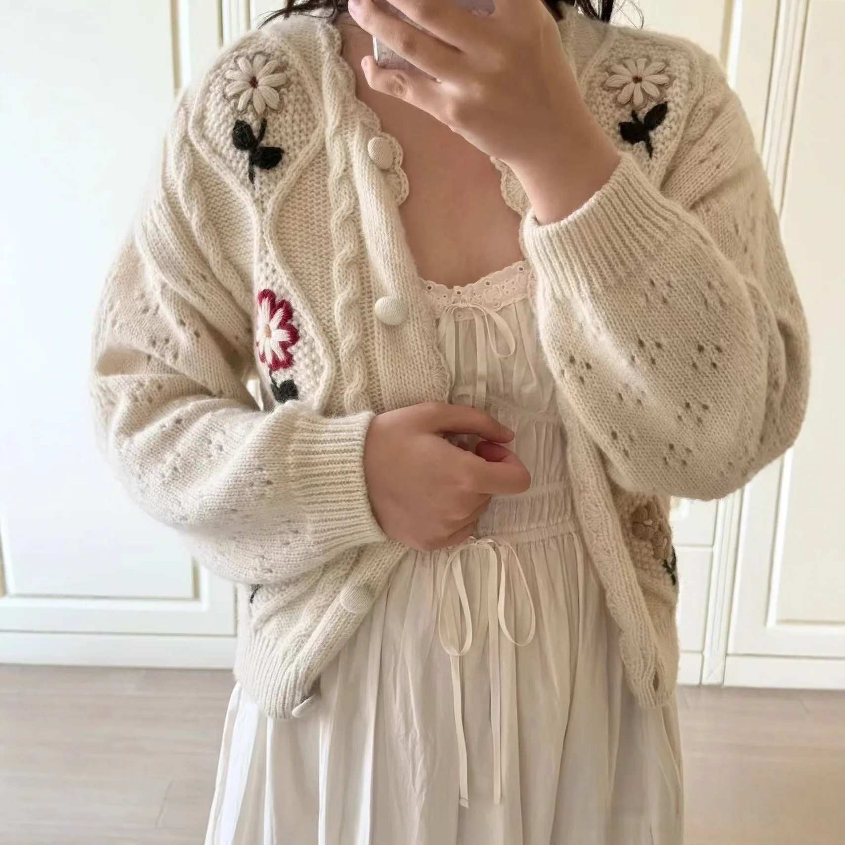Тяжелый шерстяной корейский женский открытый кардиган с ручной вышивкой, удобный мягкий теплый вязаный свитер
Тяжелый шерстяной корейский женский открытый кардиган с ручной вышивкой, удобный мягкий теплый вязаный свитер