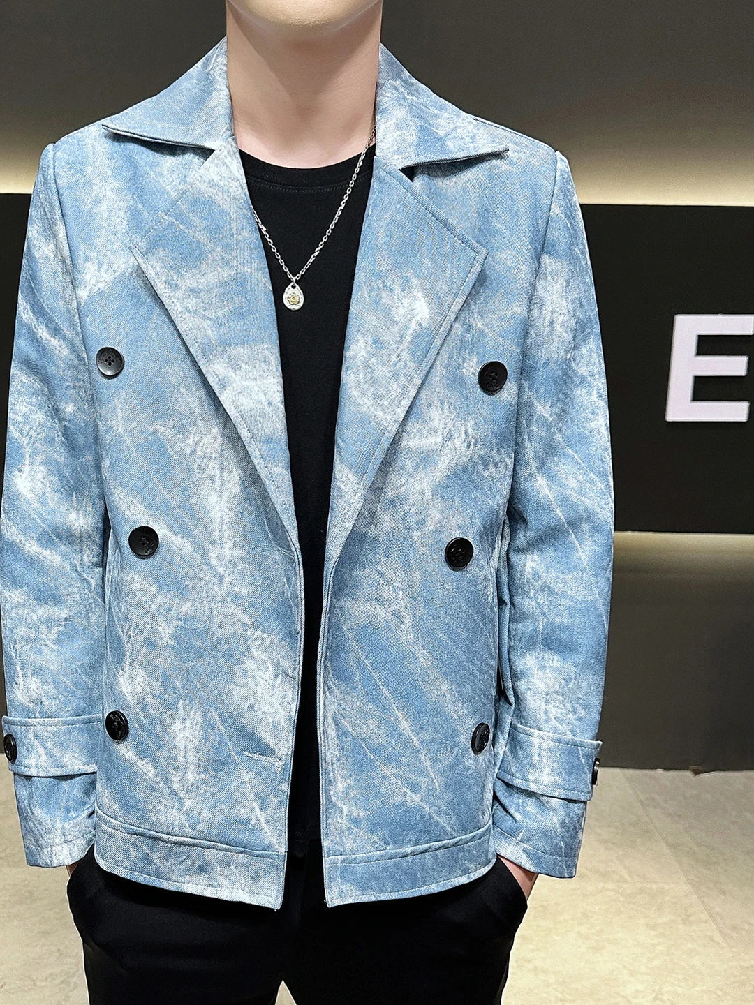 Новый мужской повседневный двубортный пиджак 2025 года: городской стиль, весна-осень, модный, из смесового полиэстера, с длинным рукавом, приталенный крой
Новый мужской повседневный двубортный пиджак 2025 года: городской стиль, весна-осень, модный, из смесового полиэстера, с длинным рукавом, приталенный крой