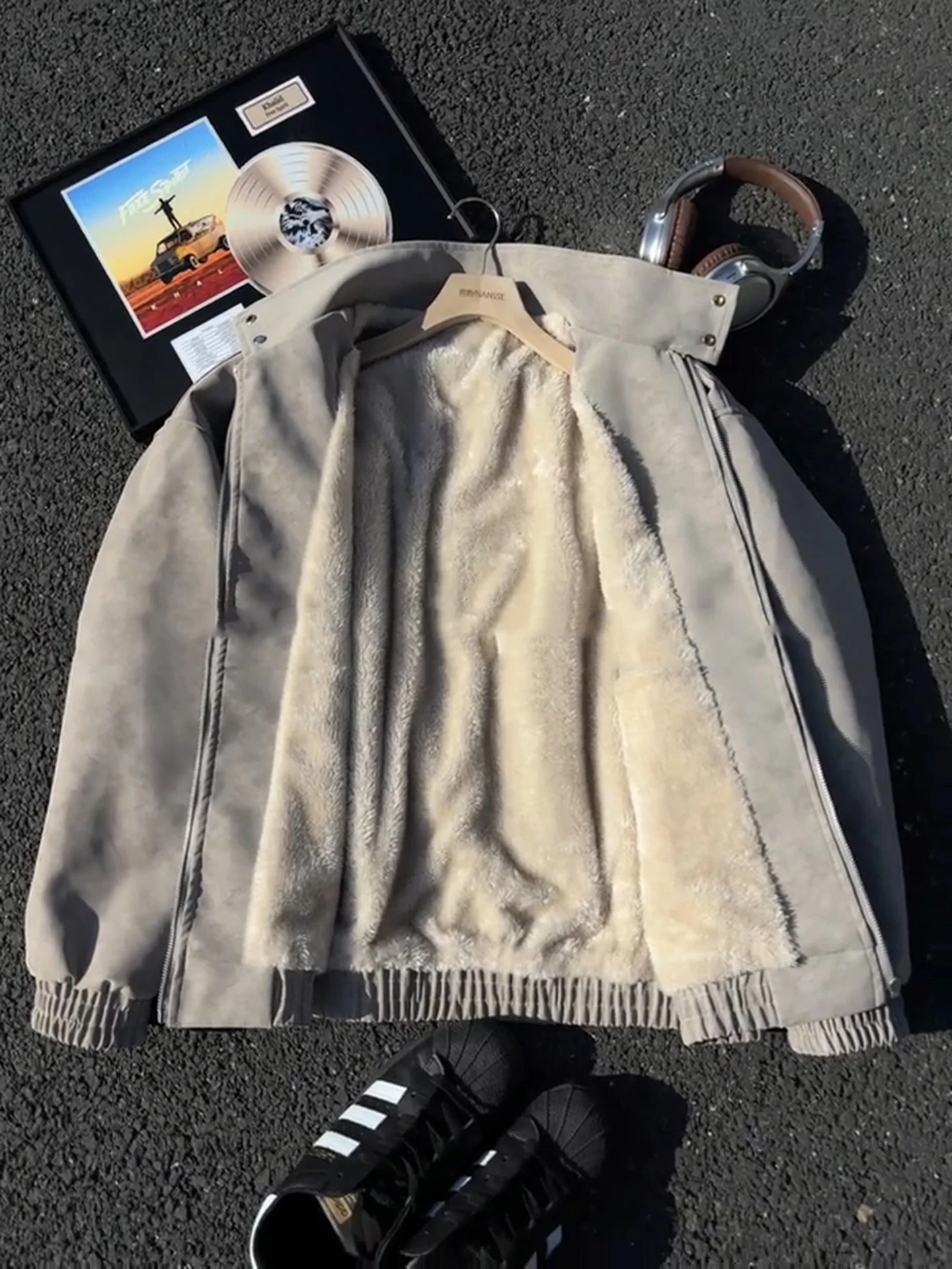 Мужская осенне-зимняя куртка Thiened Fce из хлопка с подкладкой, воротником-стойкой и отделкой из искусственной кожи, теплая, в американском стиле, с хлопковым внутренним утеплителем
Мужская осенне-зимняя куртка Thiened Fce из хлопка с подкладкой, воротником-стойкой и отделкой из искусственной кожи, теплая, в американском стиле, с хлопковым внутренним утеплителем