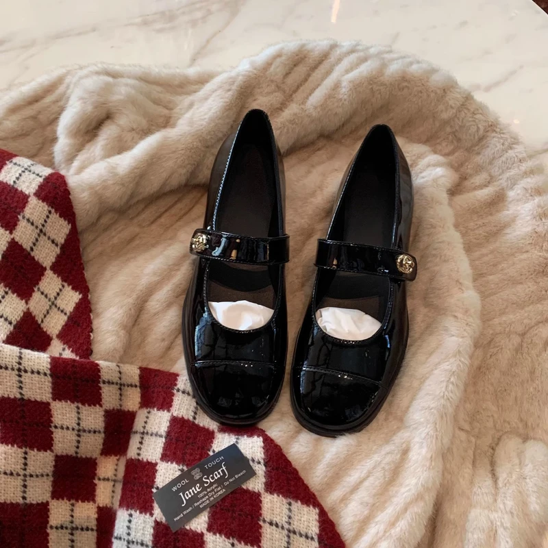 Women Two Tone Mary Jane Shoes 2026 New Patent Leather Buckle Strap Low Heel Casual Shoes For Office And Daily Wear Elegant
Women Two Tone Mary Jane Shoes 2026 New Patent Leather Buckle Strap Low Heel Casual Shoes For Office And Daily Wear Elegant