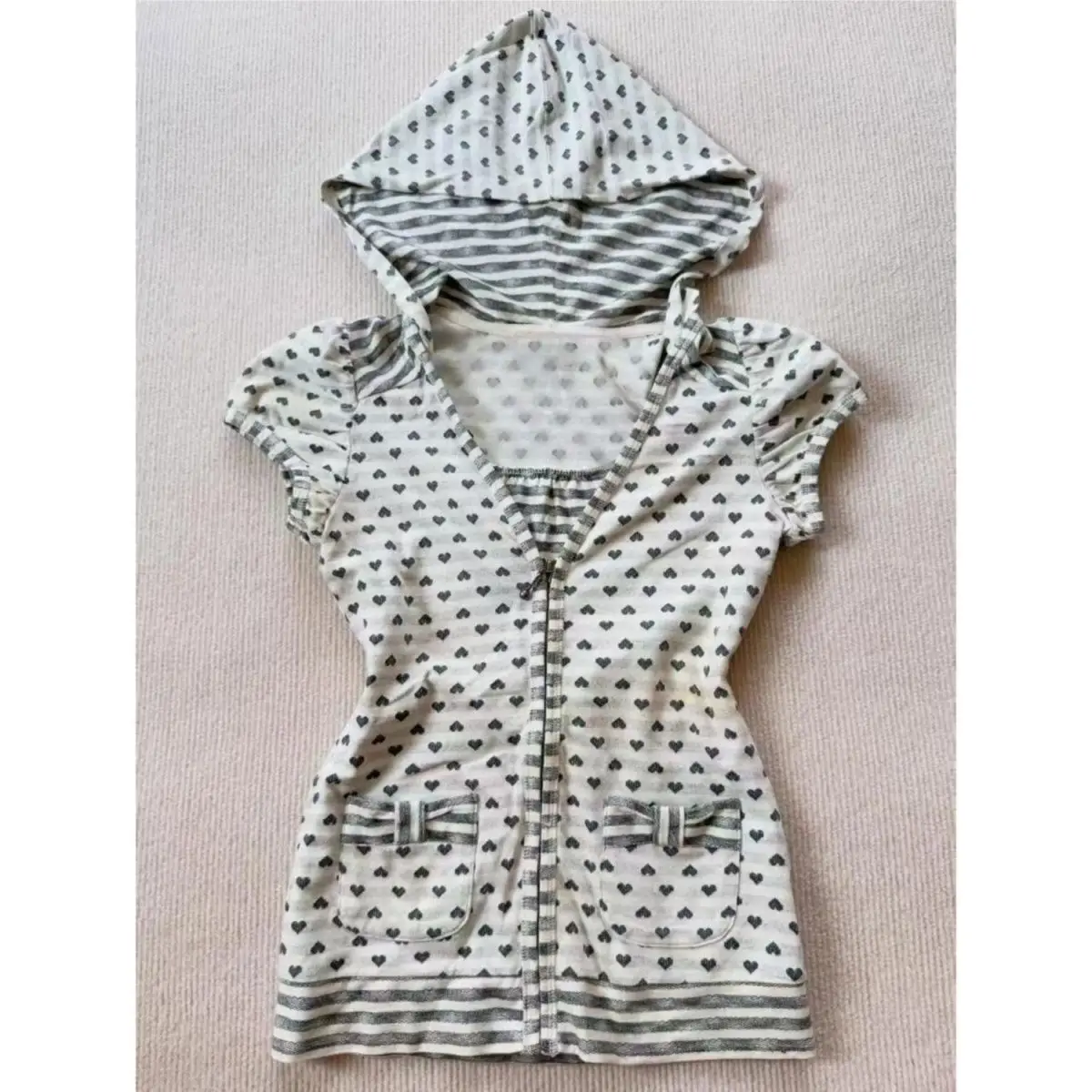 Gagaok 2026 Japanese Sweet Love Wave Dot Printed Hoodie Striped Bubble Sleeve Short Sleeve T-shirt Women Pocket Design Top
Gagaok 2026 Japanese Sweet Love Wave Dot Printed Hoodie Striped Bubble Sleeve Short Sleeve T-shirt Women Pocket Design Top