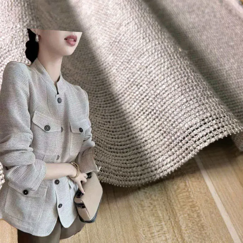 Бежевая твидовая ткань из хлопка и льна с окрашенной в массе пряжей нитью для весенних курток, платьев, костюмов, пальто, а также для шитья и рукоделия.
Бежевая твидовая ткань из хлопка и льна с окрашенной в массе пряжей нитью для весенних курток, платьев, костюмов, пальто, а также для шитья и рукоделия.